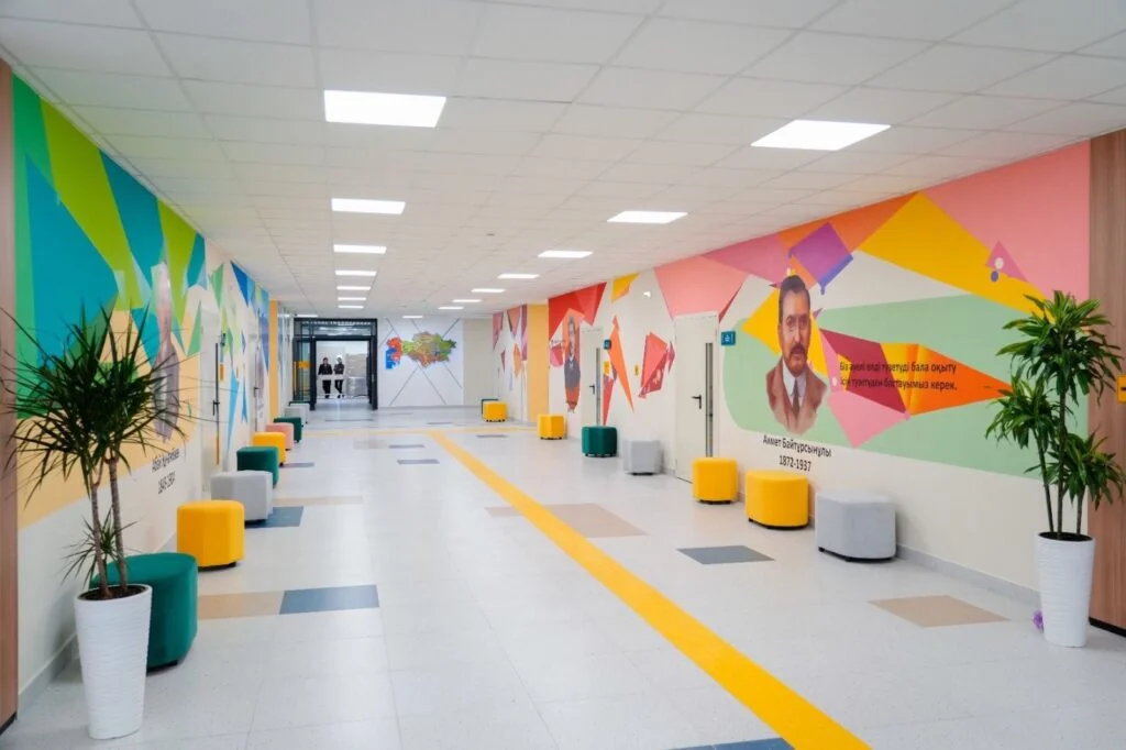 №116 мектептің жарық әрі заманауи дәлізі